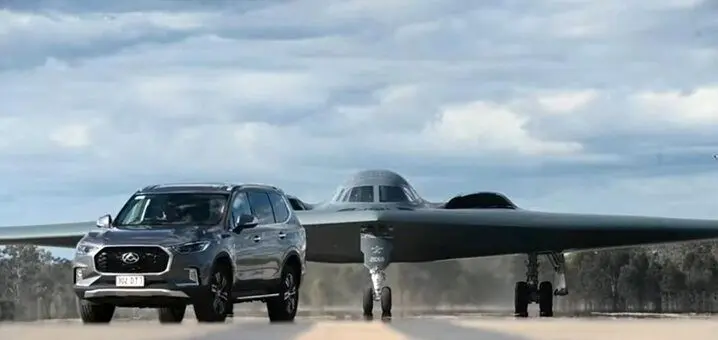 بمب‌افکن «بی ۲» در یک قاب عجیب دیده شد