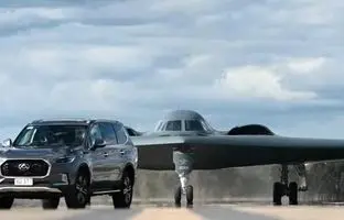 بمب‌افکن «بی ۲» در یک قاب عجیب دیده شد