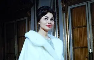 عکس قدیمی؛ «فرح» 20 ساله با لباس «روم باستان» در مهمانی سال نو در فرانسه 