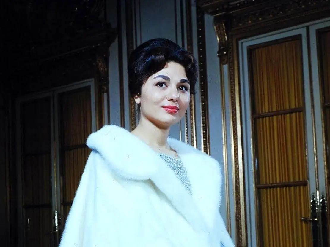 عکس قدیمی؛ «فرح» 20 ساله با لباس «روم باستان» در مهمانی سال نو در فرانسه 