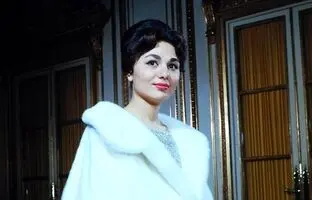 عکس قدیمی؛ «فرح» 20 ساله با لباس «روم باستان» در مهمانی سال نو در فرانسه 