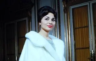 عکس قدیمی؛ «فرح» 20 ساله با لباس «روم باستان» در مهمانی سال نو در فرانسه 