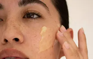 راهنمای انتخاب بهترین پاک‌کننده آرایش؛ بالم، روغن یا میسلار واتر؟