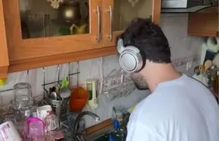  شاهکار پسر ایرانی؛ هنرنمایی پای سینک ظرفشویی با آهنگ بهنام بانی! + ویدئو