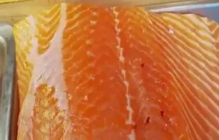  غذای خیابانی در ژاپن؛ برش سالمون و تهیه محبوب ترین ساشیمی + ویدئو