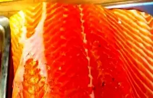  غذای خیابانی در ژاپن؛ برش سالمون و تهیه محبوب ترین ساشیمی + ویدئو