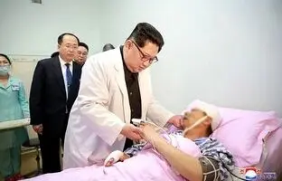 فیلم عجیب از درمان پیرزن به ظاهر فلج توسط کیم جونگ اون + ویدئو
