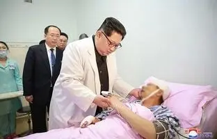 فیلم عجیب از درمان پیرزن به ظاهر فلج توسط کیم جونگ اون + ویدئو
