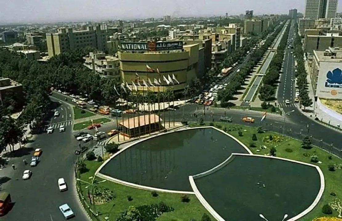  تهران قدیم؛ «عبور شتربان و شترهایش از خیابان ولیعصر»؛ دهه 20 + تصویر