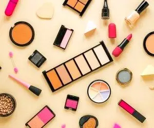 تاریخ انقضای لوازم آرایشی + نشانه فاسد شدن هرکدام