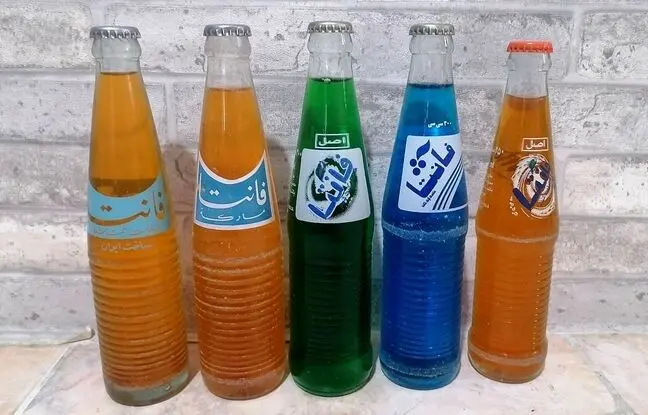  «سرباز فرودگاه قلعه مرغی در حال نوشیدن نوشابه فانتا»؛ سال 41 + تصویر
