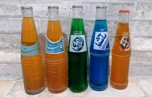  «سرباز فرودگاه قلعه مرغی در حال نوشیدن نوشابه فانتا»؛ سال 41 + تصویر