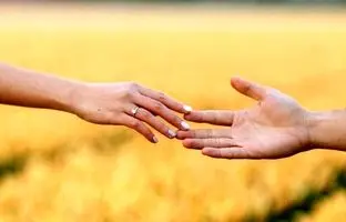 ترفند عکاسی با گوشی؛ عکس بهاری عاشقانه در باغ لاله به شیوه‌ی هنری و خاص