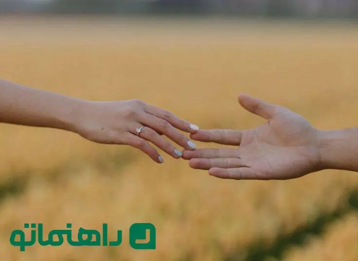 ترفند عکاسی با گوشی؛ عکس بهاری عاشقانه در باغ لاله به شیوه‌ی هنری و خاص