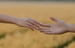 ترفند عکاسی با گوشی؛ عکس بهاری عاشقانه در باغ لاله به شیوه‌ی هنری و خاص