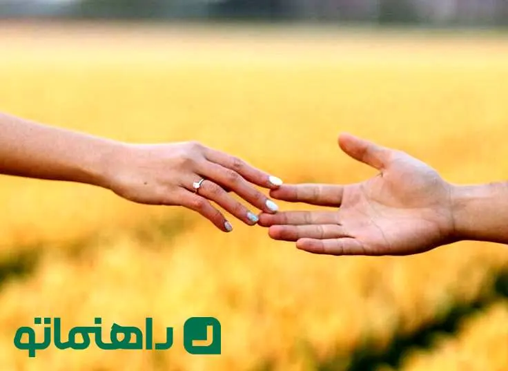 ترفند عکاسی با گوشی؛ عکس بهاری عاشقانه در باغ لاله به شیوه‌ی هنری و خاص