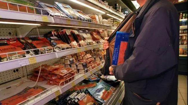 (ویدئو) هشدار به کسبه؛ لحظه مچ‌گیری فروشنده از دستبرد یک زن در سنندج