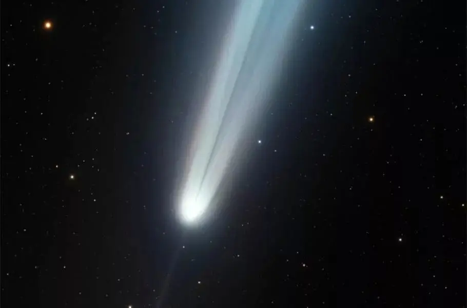 تصویر روز ناسا: کشف رگه تیره و مرموز در دنباله درخشان دنباله‌دار سوچین‌شان-اتلس