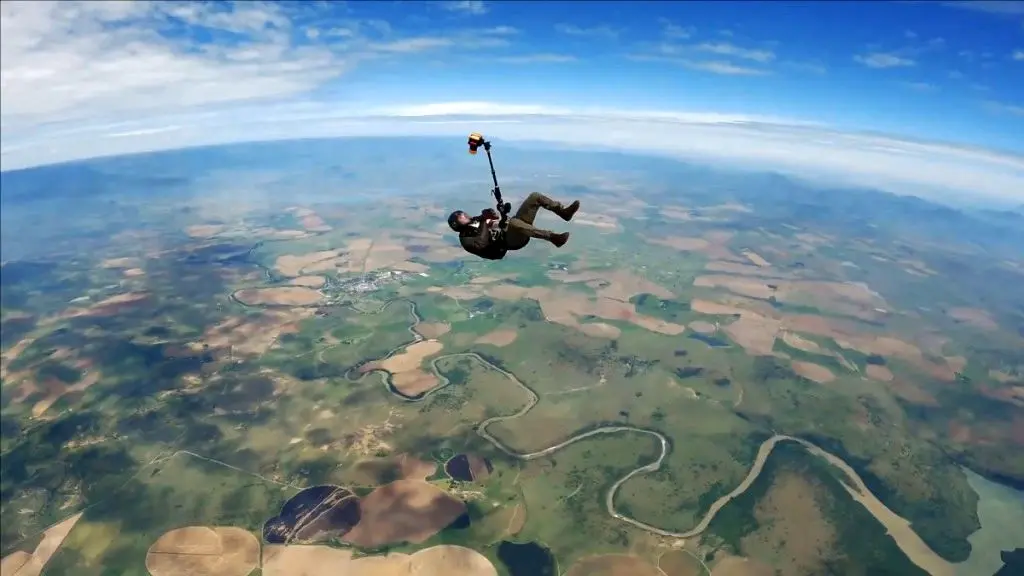  تام کروز در ویدیوی بدلکاری Mission: Impossible 8 از هواپیما به بیرون پرید