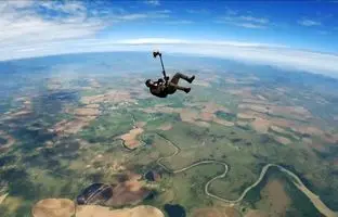  تام کروز در ویدیوی بدلکاری Mission: Impossible 8 از هواپیما به بیرون پرید