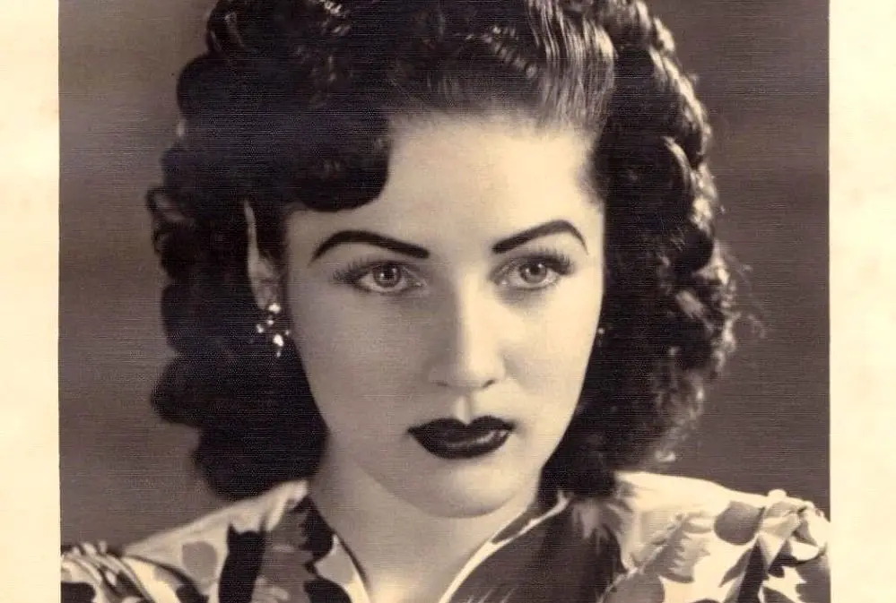 عکس قدیمی: فوزیه و سگ محبوبش در کاخ چهلستون اصفهان