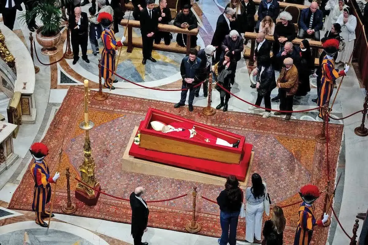 شاهکار ایرانی مراسم وداع با پاپ در کلیسای سنت پیتر