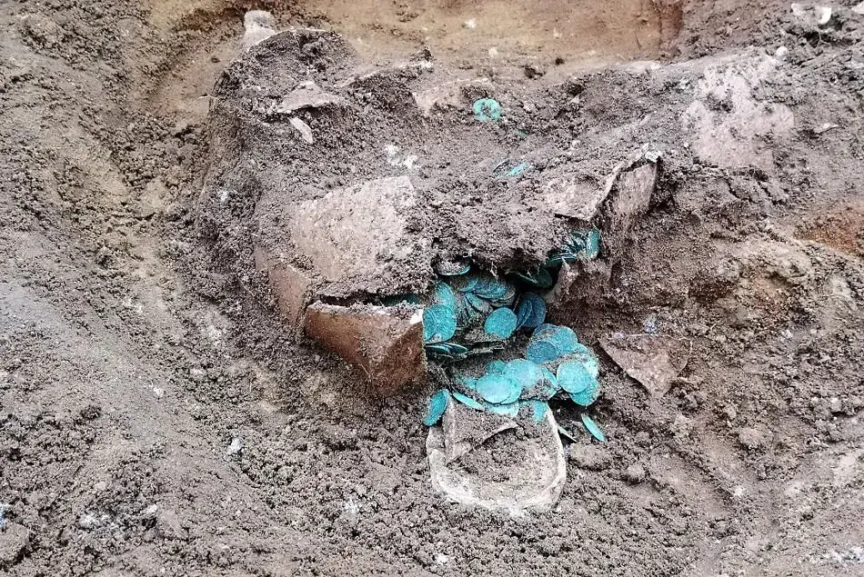 کوزه سکّه‌های روم باستان در نزدیکی رودخانه‌ای در محوطه شهر باستانی آیزانوی