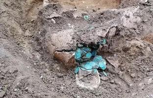 کوزه سکّه‌های روم باستان در نزدیکی رودخانه‌ای در محوطه شهر باستانی آیزانوی