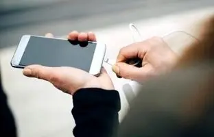  لحظه عجیب برق گرفتگی یک زن هنگام استفاده از تلفن همراه هنگام شارژ + ویدئو