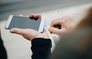  لحظه عجیب برق گرفتگی یک زن هنگام استفاده از تلفن همراه هنگام شارژ + ویدئو