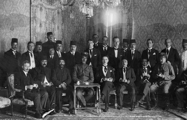 ژست مغرورانه سفیر شوروی در کنار رضا خان در اواخر دوره قاجار