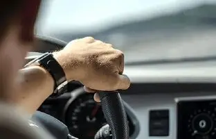 10 اشتباه رایج در رانندگی که ممکن است به خودرو شما آسیب بزنند