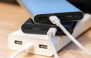 ارزان ترین پاوربانک خورشیدی 10000 میلی آمپری چند؟ (بهار 1404)