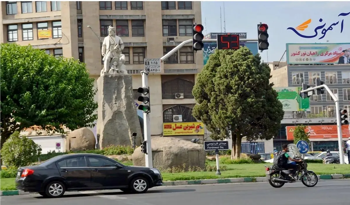 اتوبوس های دو طبقه در میدان فردوسی سال 52 + عکس