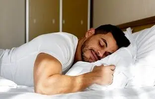 عوارض خوابیدن روی شکم