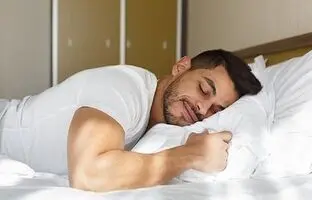 عوارض خوابیدن روی شکم