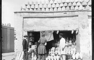 سیاح اروپایی و سگش جلوی دکان سفال فروشی در زمان قاجار