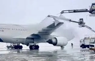 تصاویر عملیات یخ‌زدایی از هواپیما در فرودگاه امام (ره) + ویدئو