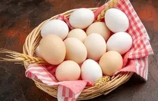  یک ایده خلاقانه برای تزئین تخم مرغ سال نو با کاغذ کادو + ویدئو