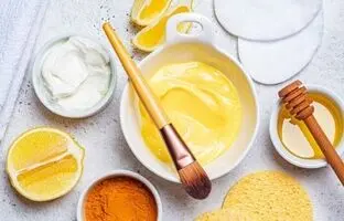 طرز تهیه ۱۰ ماسک صورت با زردچوبه برای داشتن پوستی سالم و شفاف