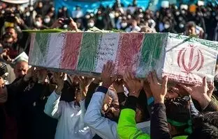 تصویر فرزند شیرخوار شهید جهاندیده از شهدای حمله اسرائیل، در مراسم تشییع پدرش
