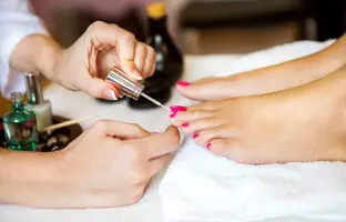 ۴ زنگ خطر در سالن‌های ناخن که نباید نادیده بگیرید؛ آیا ژل پدیکور ایمن است؟