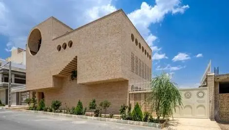 معماری که در خمینی شهر با خواسته‌های متناقض کارفرما یک شاهکار ساخت! + عکس