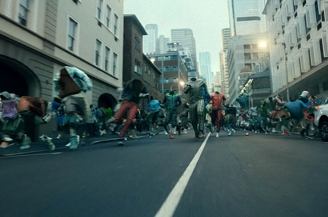  (ویدیو) حملۀ آخرالزمانی «لباس‌های زامبی» در تبلیغ تازۀ کمپانی پشم! 