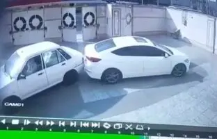 تصادف باورنکردنی و عجیب خودروی لوکس با پراید حین خروج از پارکینگ! + ویدئو