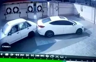 تصادف باورنکردنی و عجیب خودروی لوکس با پراید حین خروج از پارکینگ! + ویدئو