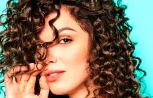 روش خانگی برای فر کردن مو با اسپری نمک