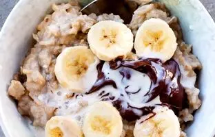 یک صبحانه فوق‌العاده سالم؛ دستور تهیه اوتمیل موزی رژیمی و ساده + میزان کالری