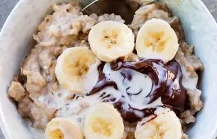 یک صبحانه فوق‌العاده سالم؛ دستور تهیه اوتمیل موزی رژیمی و ساده + میزان کالری