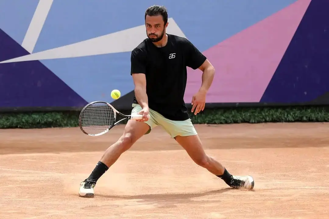 پاپاراتزی ایرانی؛ تصاویر جذاب از بدن آماده امیر جدیدی در زمین تنیس